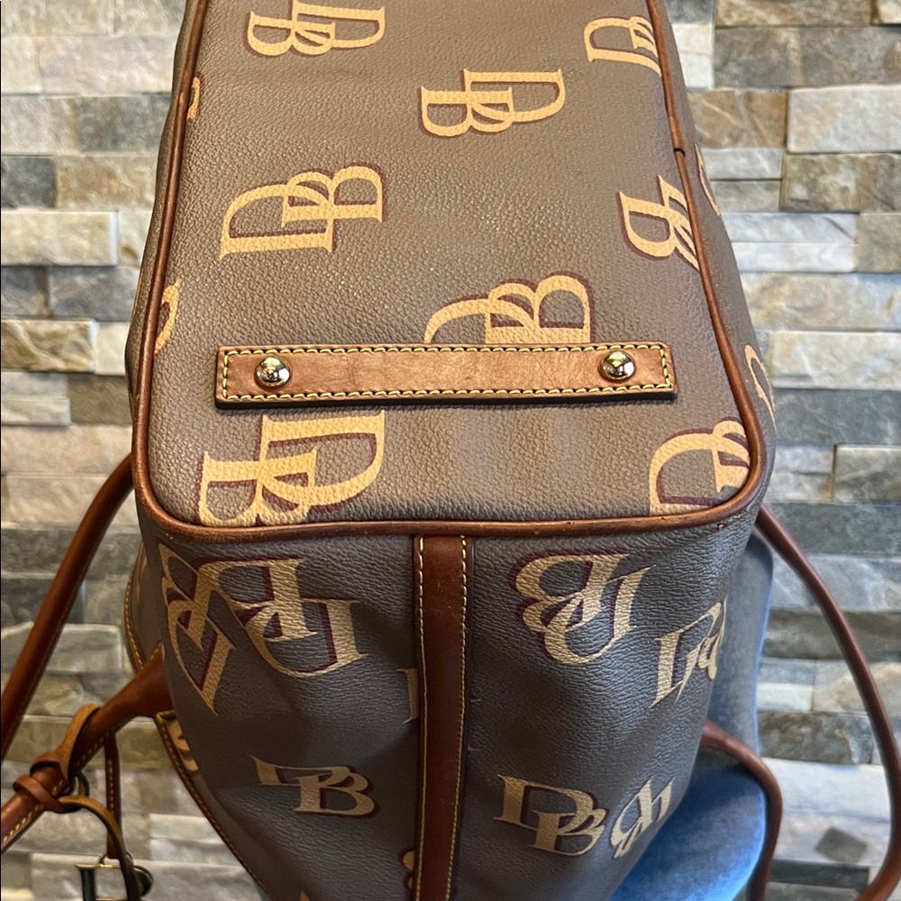 Dooney & Bourke Elegant Brown and Tan woman’s - Picture 3 of 16